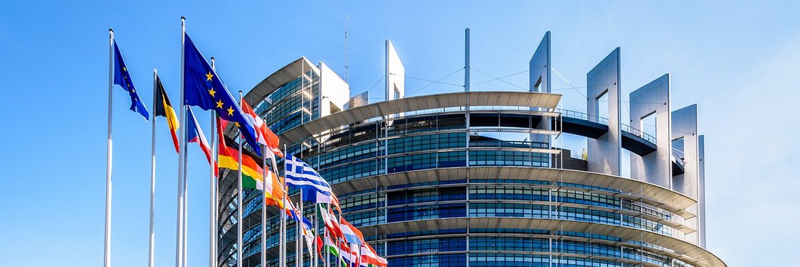 Glasgebäude mit Europaflaggen