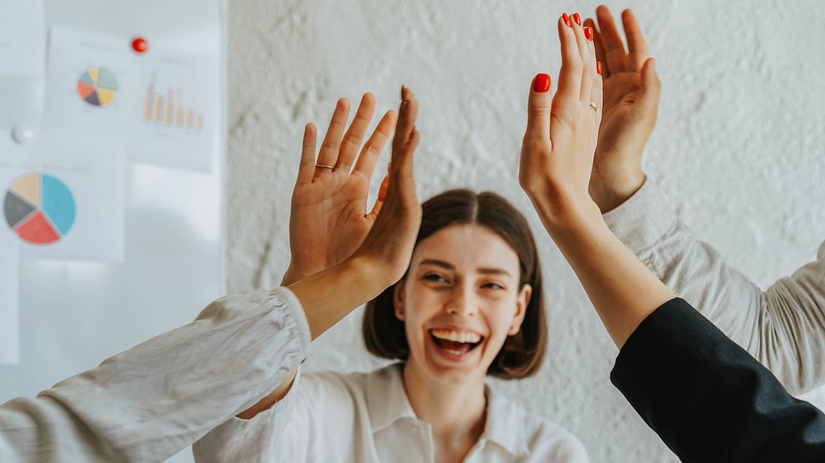 Woman gives high five in the team - Positive error culture