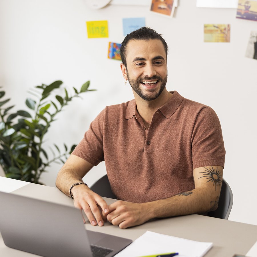 Mann sitzt am Schreibtisch