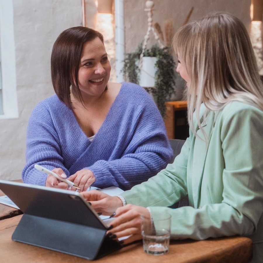 Das digitale Angebot der OVB Finanzberatung Zwei Frauen arbeiten gemeinsam an einem Tablet.