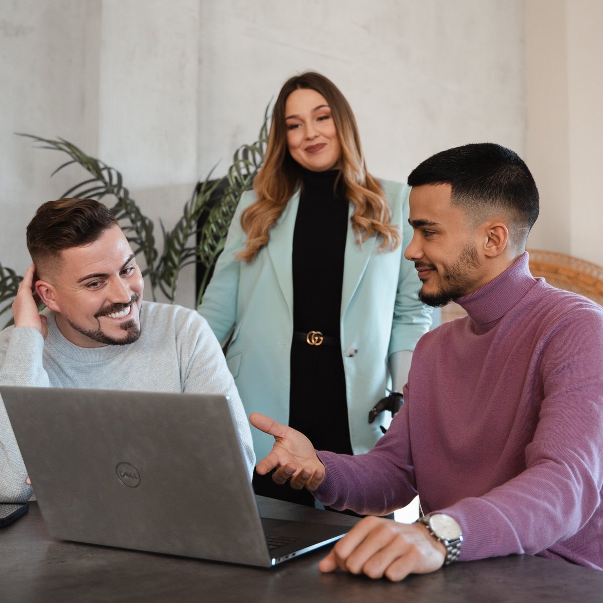 Drei Personen in einer Beratungssituation