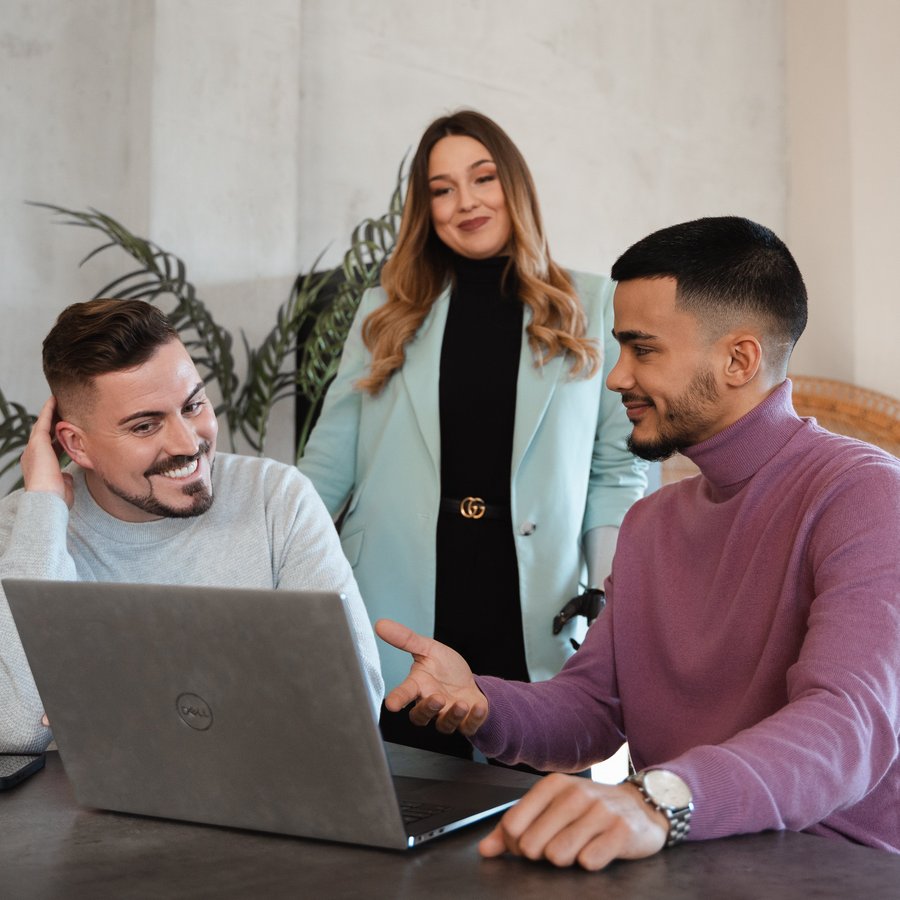 Drei Personen in einer Beratungssituation