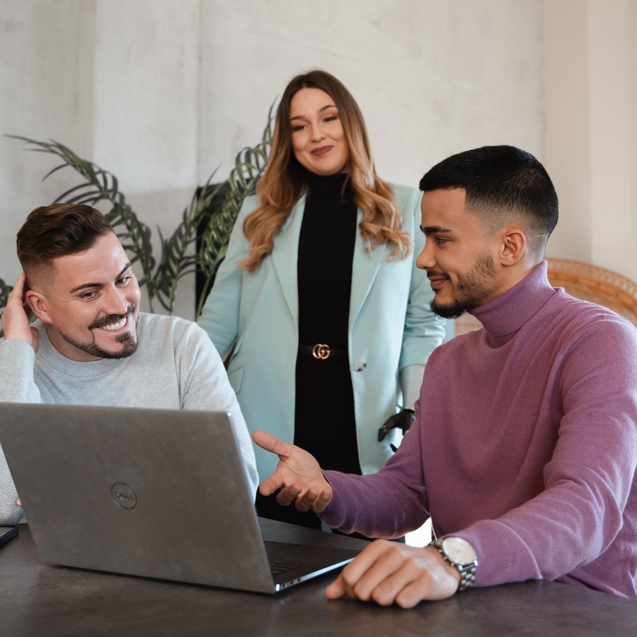 Drei Personen in einer Beratungssituation