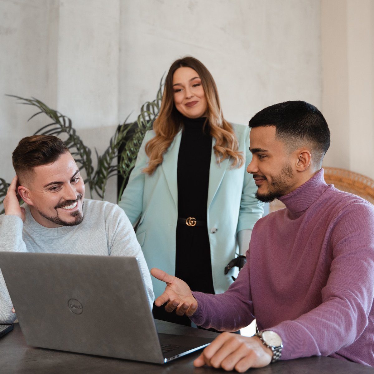 Drei Personen in einer Beratungssituation