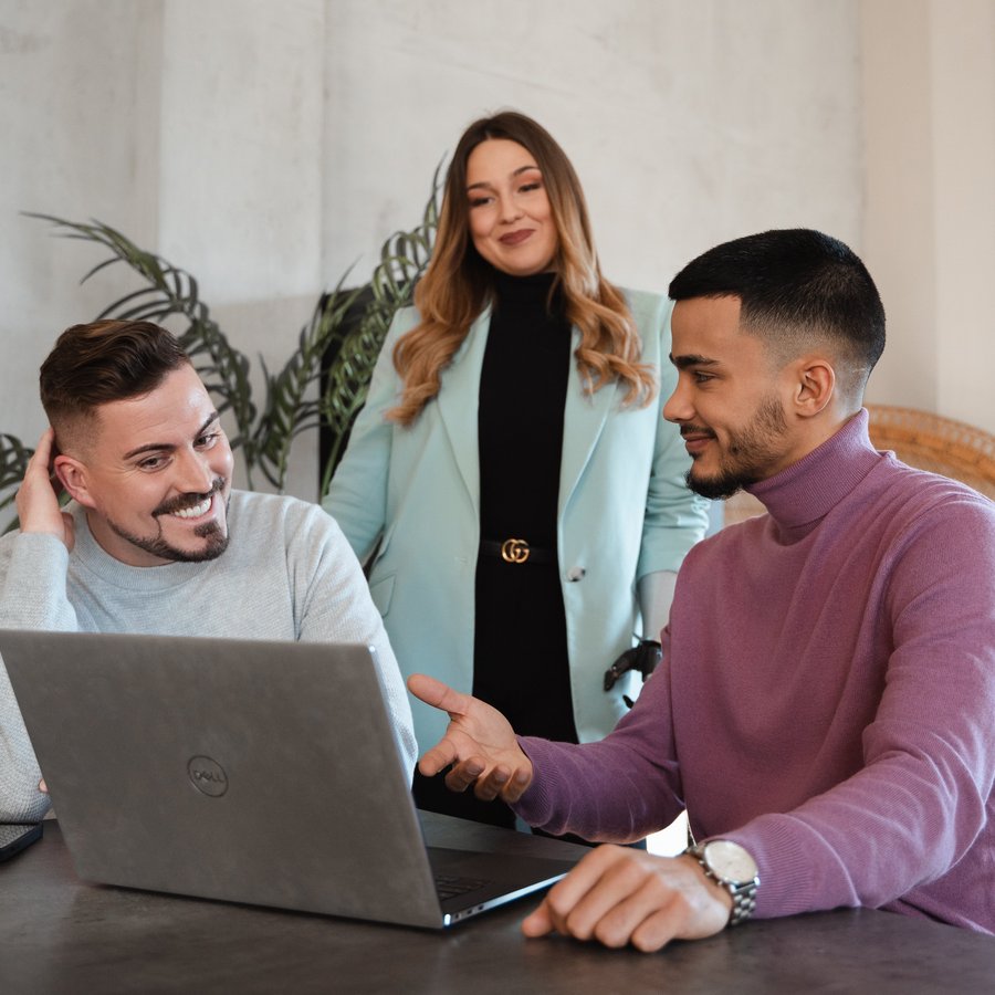 Drei Personen im Beratungsgespräch