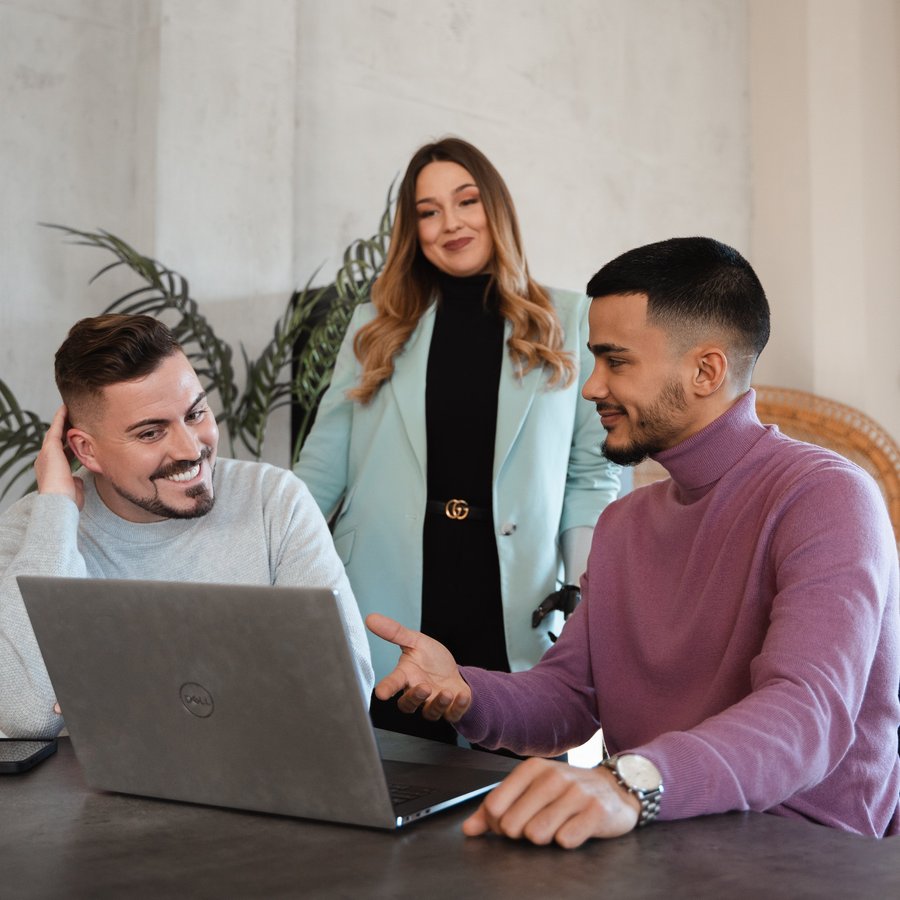 Dein Ansprechpartner für alle Fragen Drei Personen besprechen gemeinsam etwas am Laptop.