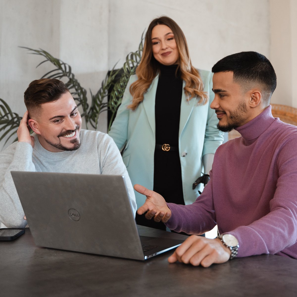 Drei Personen in Beratungssituation