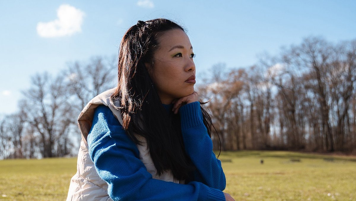 Frau im Park schaut in die Ferne