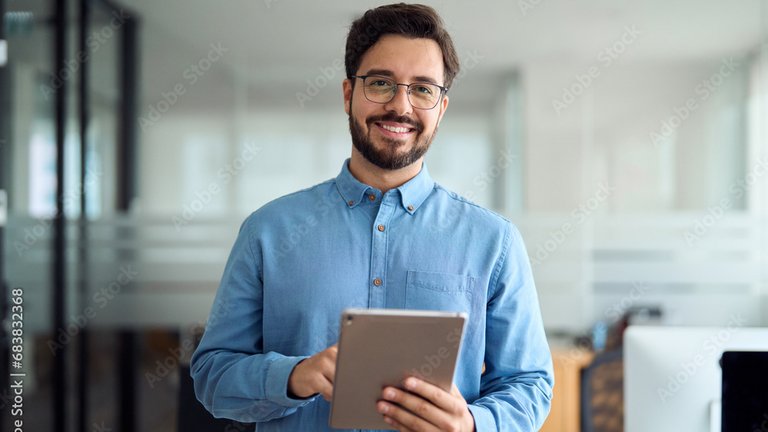 Portrait eines Mannes mit Tablet in der Hand.