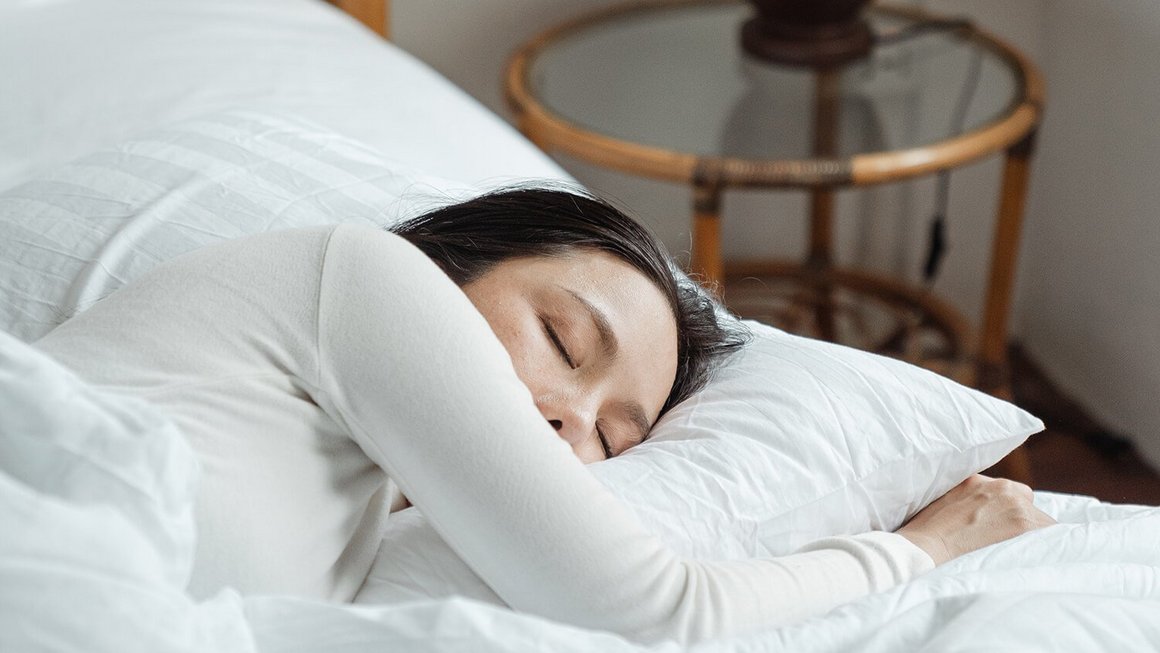 Woman sleeping in bed - Mental health at work