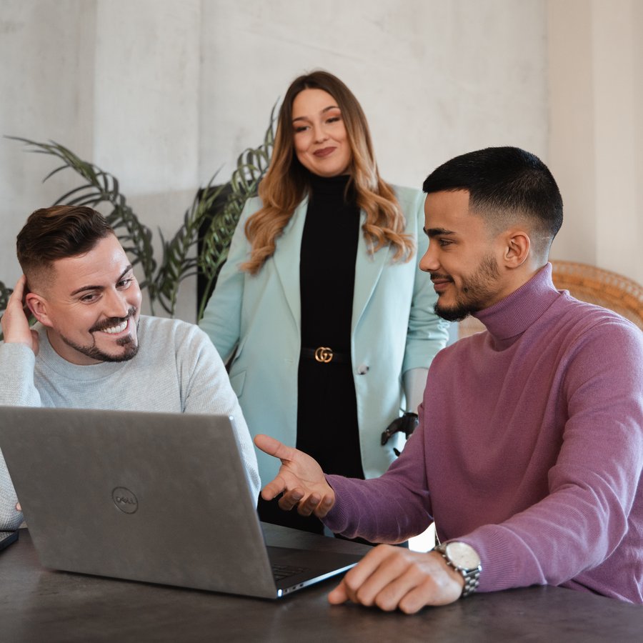 OVB Finanzberatung Drei Personen besprechen gemeinsam etwas am Laptop.