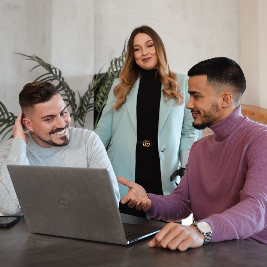 OVB Finanzberatung Drei Personen besprechen gemeinsam etwas am Laptop.
