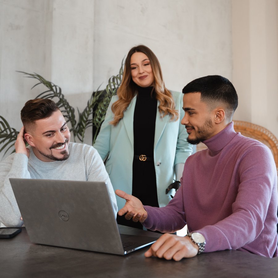 OVB Finanzberatung Drei Personen besprechen gemeinsam etwas am Laptop.