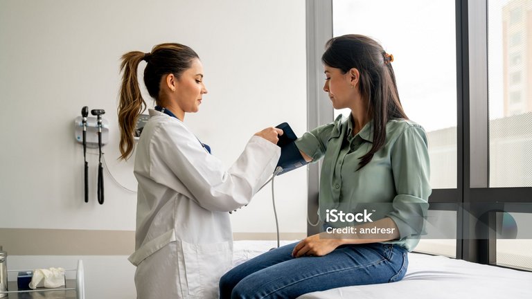 Ärztin und Patientin beim Blutduckmessen