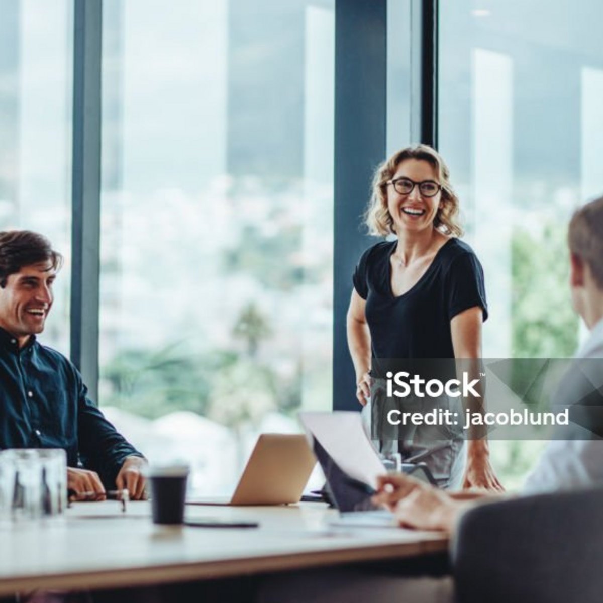 Deine Jobvorteile bei OVB Mehrere Personen sitzen in einem Besprechungsraum und tauschen sich in einer lockeren Teamrunde aus.