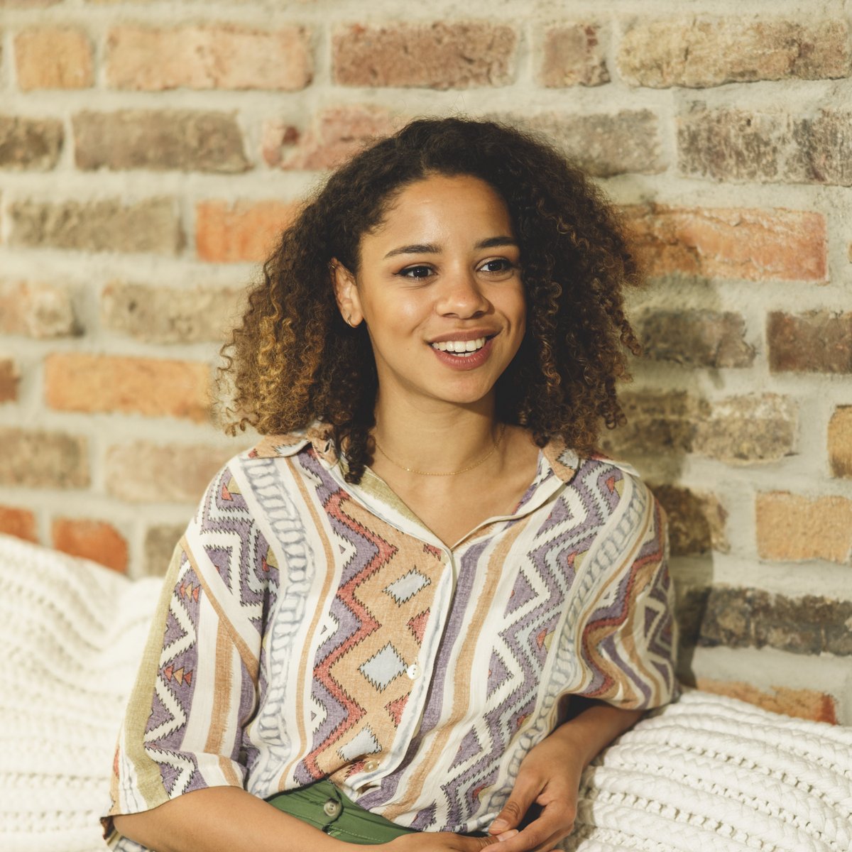 Frau sitzt auf der Couch