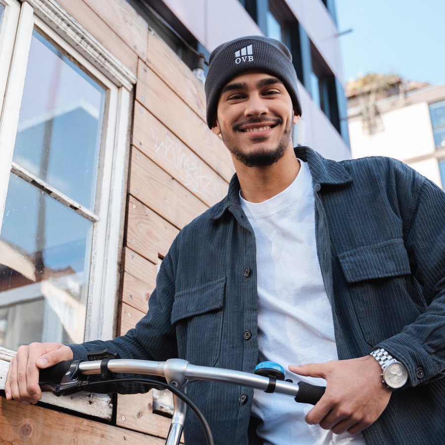 Mann schiebt Fahrrad