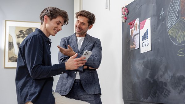 Manager and employee exchange ideas