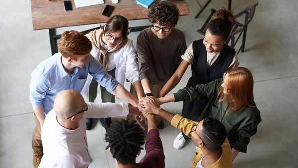 Team legt Hände aufeinander, Teamgeist für die Altersvorsorge Team legt Hände aufeinander, Teamgeist für die Altersvorsorge