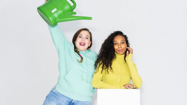 Zwei junge Frauen mit Gießkanne – Generation Z Zwei junge Frauen mit Gießkanne – Generation Z