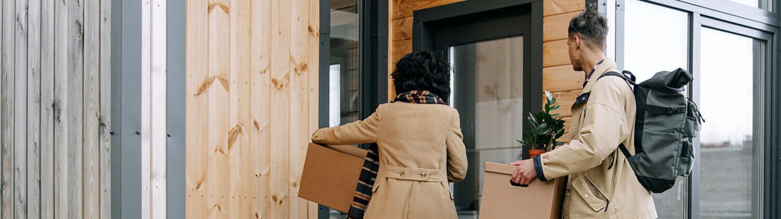 Paar zieht ins erstes Eigenheim