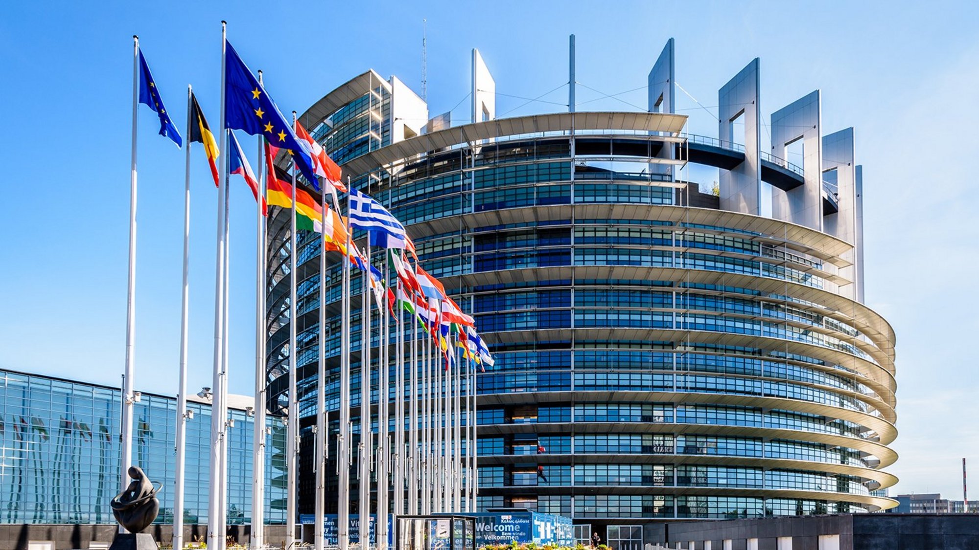Glasgebäude mit Europaflaggen 