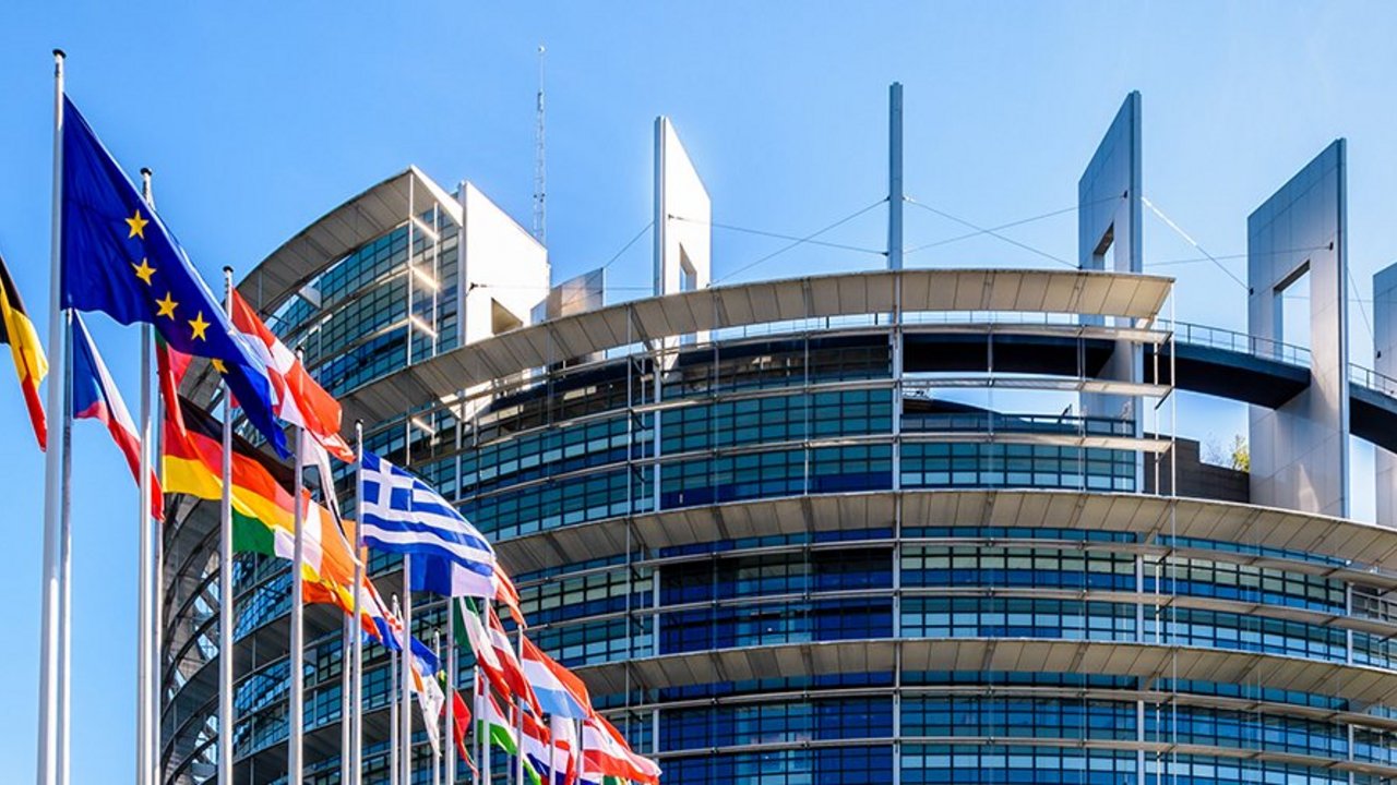 Glasgebäude mit Europaflaggen