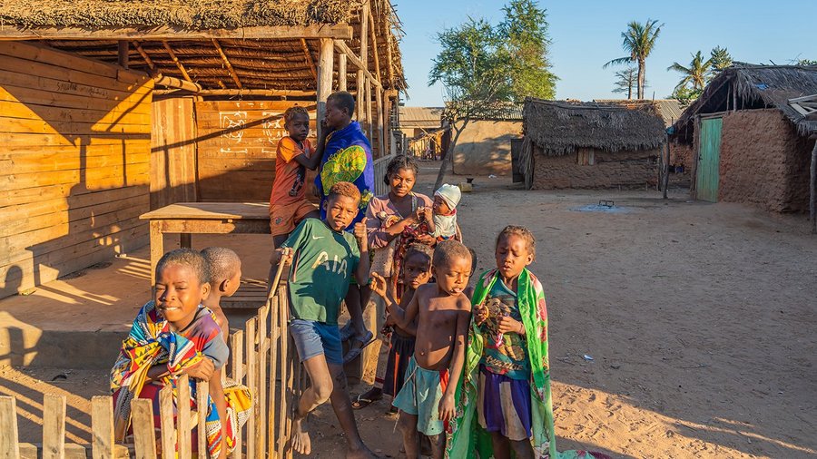 Familie in einem Dorf in Madagaskar