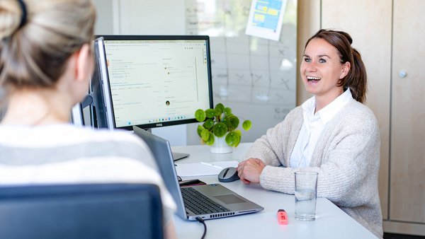 Jagoda Banert working at the desk at OVB