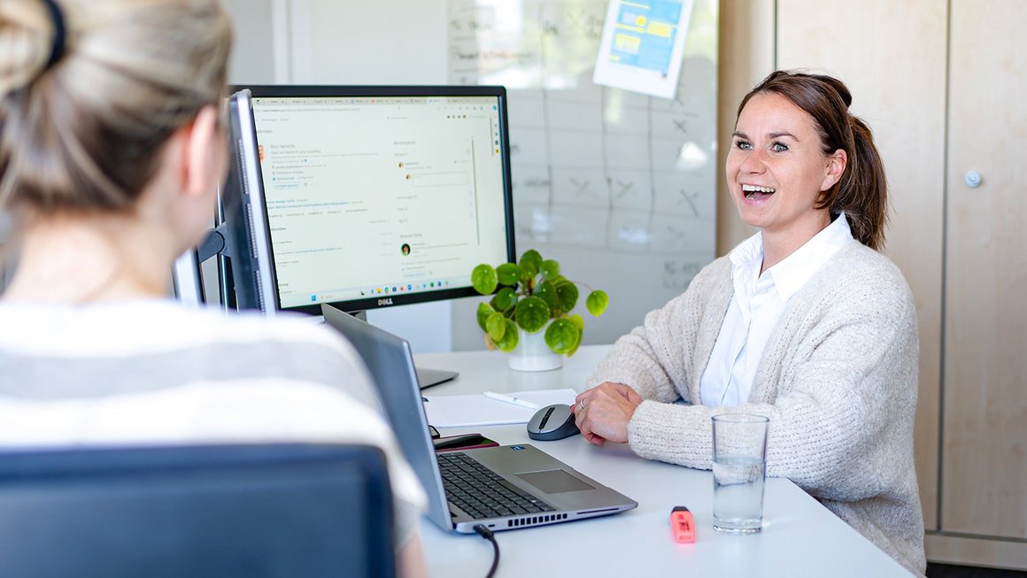 Digital Networking: Guide and tips for successful networking Jagoda Banert working at the desk at OVB