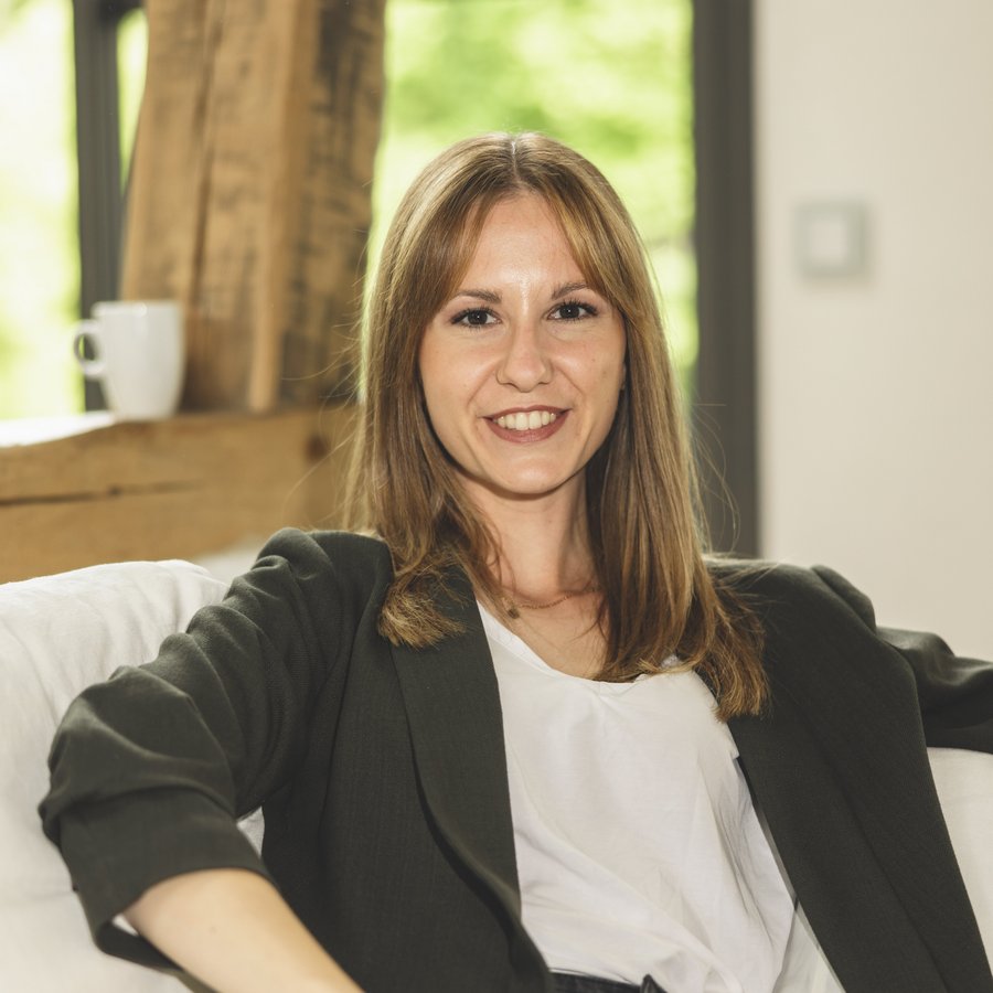 Frau sitzt auf der Couch