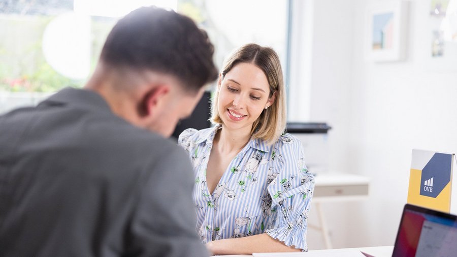 Employees in a feedback session at the table