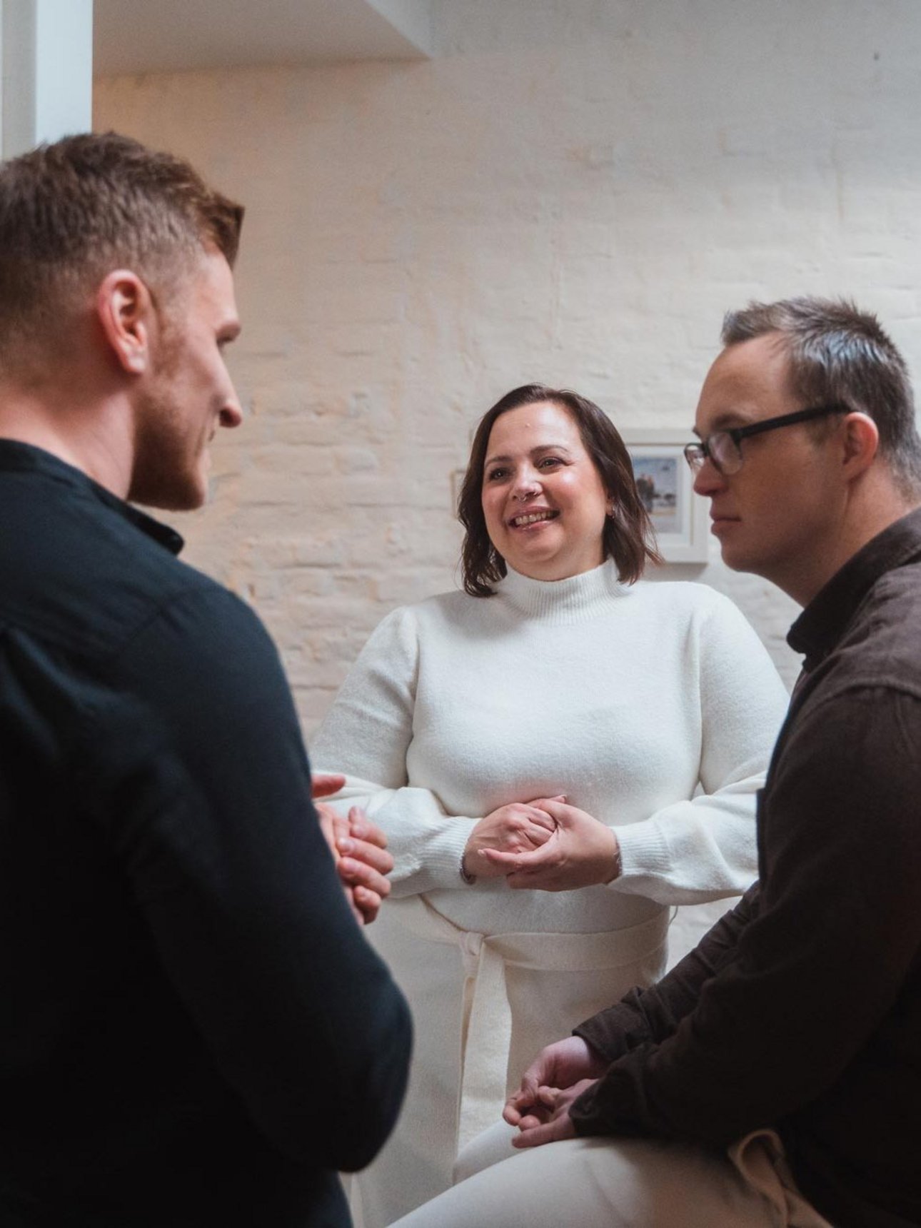 drei Personen unterhalten sich