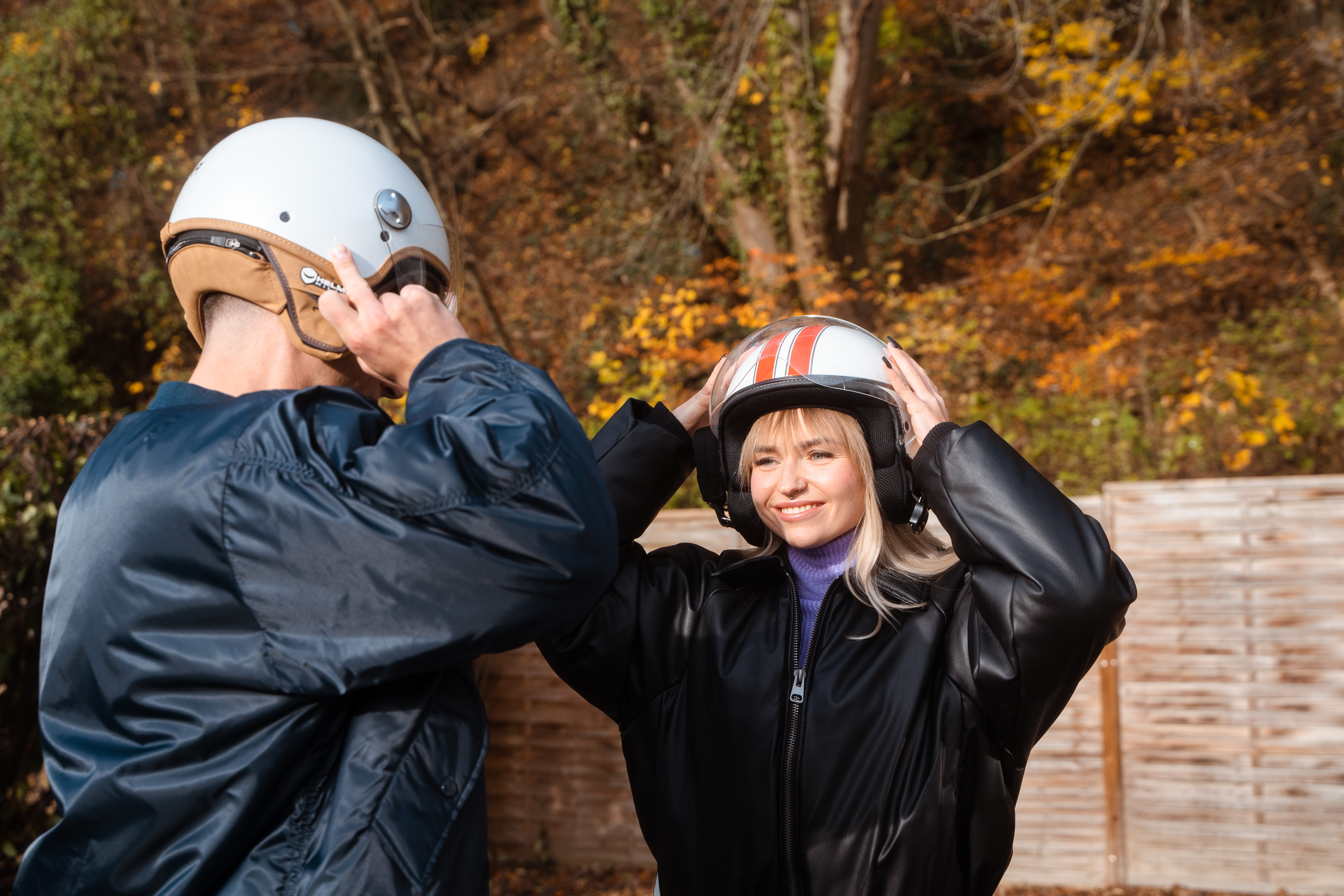 Mädchen und Junge setzen einen Helm auf