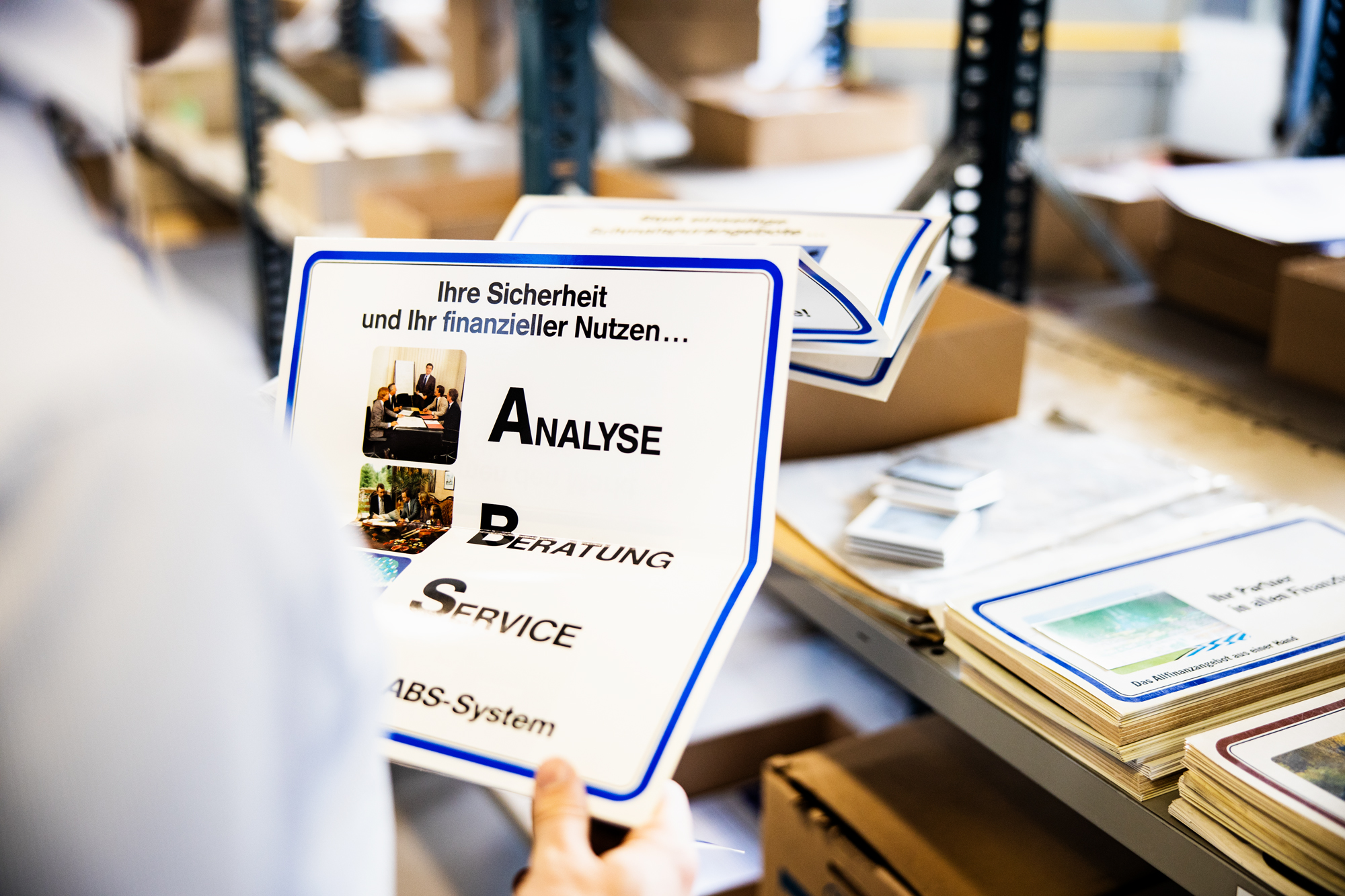 Person hält einen Ausdruck der ABS-Beratungsstrategie in den Händen.