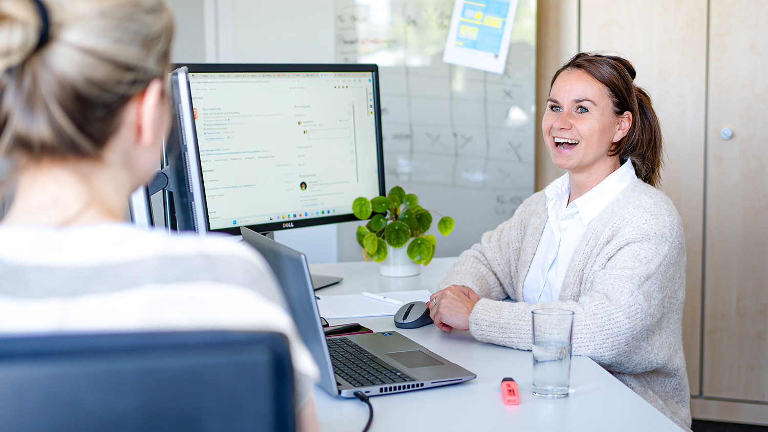 Jagoda Banert working at the desk at OVB