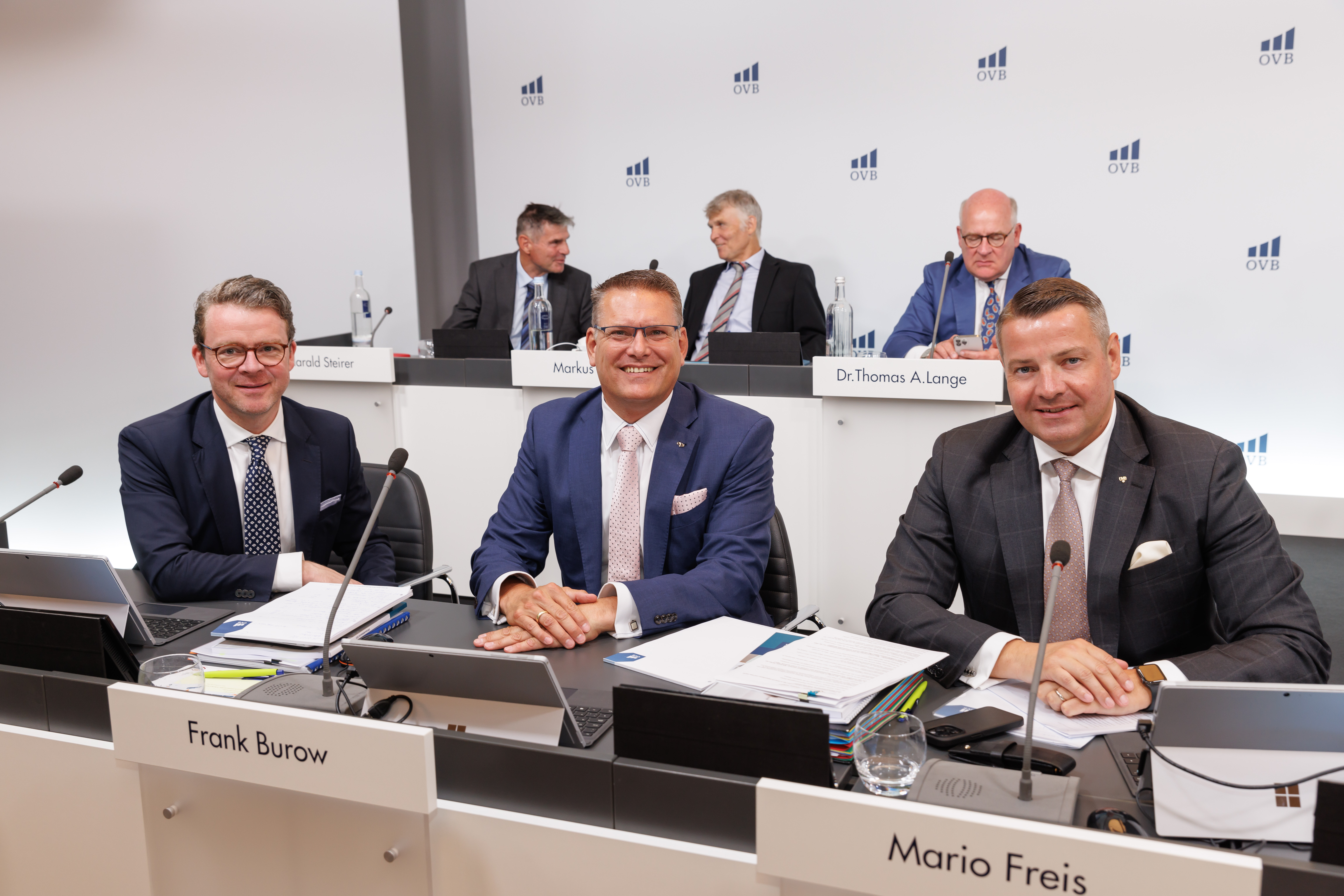 Photo of the Annual General Meeting of OVB Holding AG with the Chairmen of the Executive Board