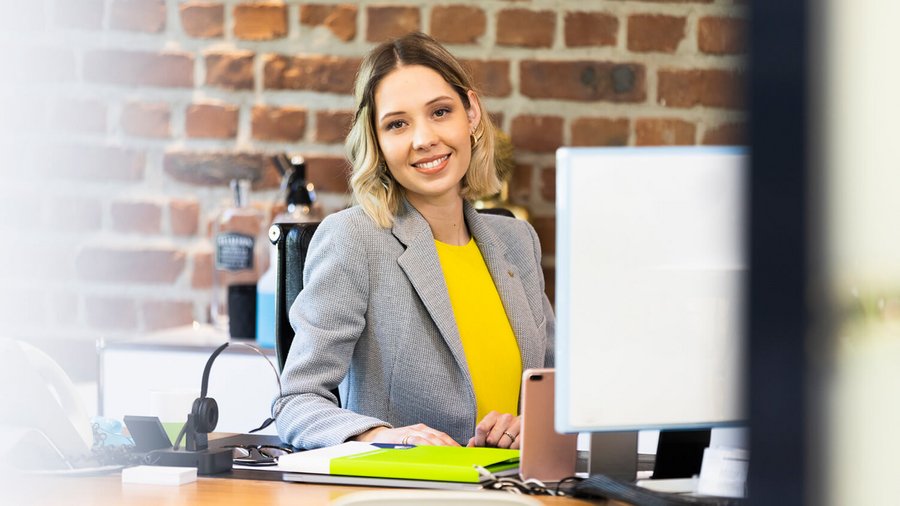Legal Counsel Litigation (m/f/d) Legal Counsel Litigation sitzend am Computer