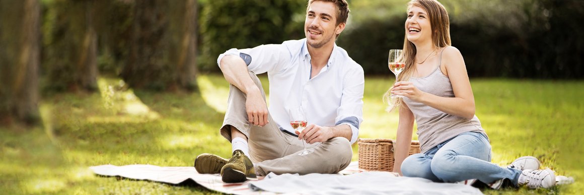 Einsparpotenziale: junges Paar genießt Picknick auf Wiese