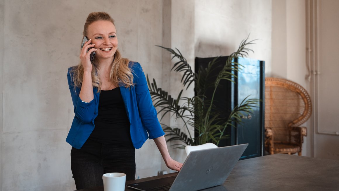 Frau telefoniert mit Handy in der Hand - OVB Strategie