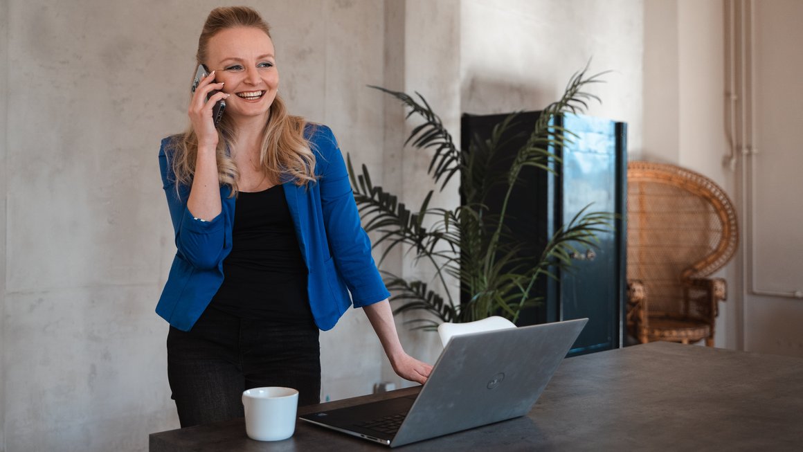 Frau telefoniert mit Handy in der Hand - OVB Strategie