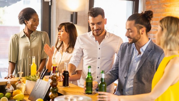 Team nach der Arbeit in einer Bar – Work-Life-Blending Team nach der Arbeit in einer Bar – Work-Life-Blending