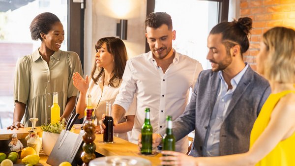 Team nach der Arbeit in einer Bar – Work-Life-Blending