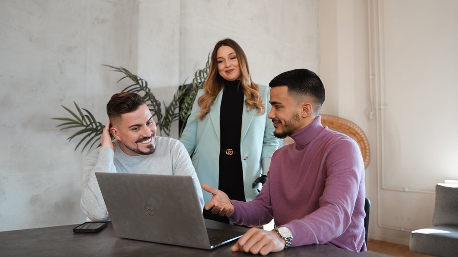 3 Menschen vor einem Laptop 3 Menschen vor einem Laptop