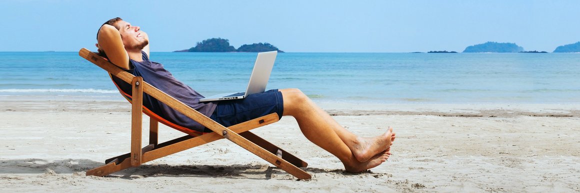 Altersvorsorge: junger Mann entspannt auf Strandliege