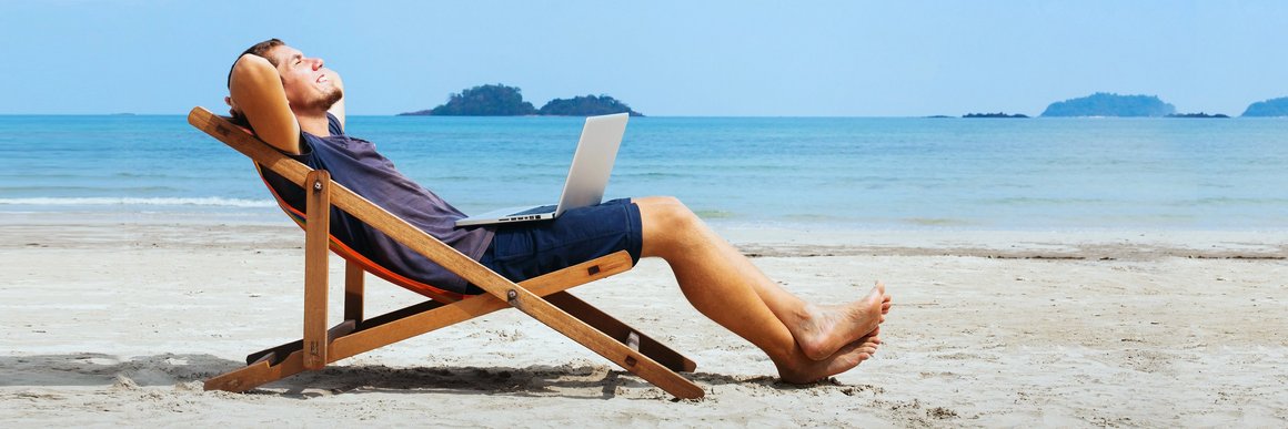 [Translate to english:] Altersvorsorge: junger Mann entspannt auf Strandliege