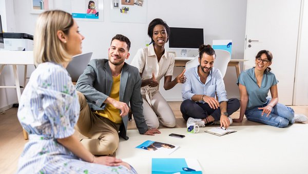 Young people in a team meeting – diversity at OVB Young people in a team meeting – diversity at OVB