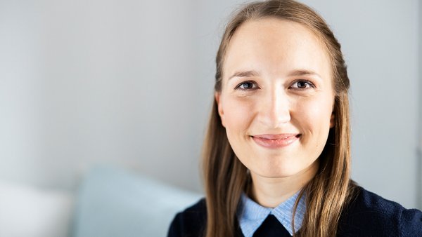 Fröhliche junge Frau Fröhliche junge Frau