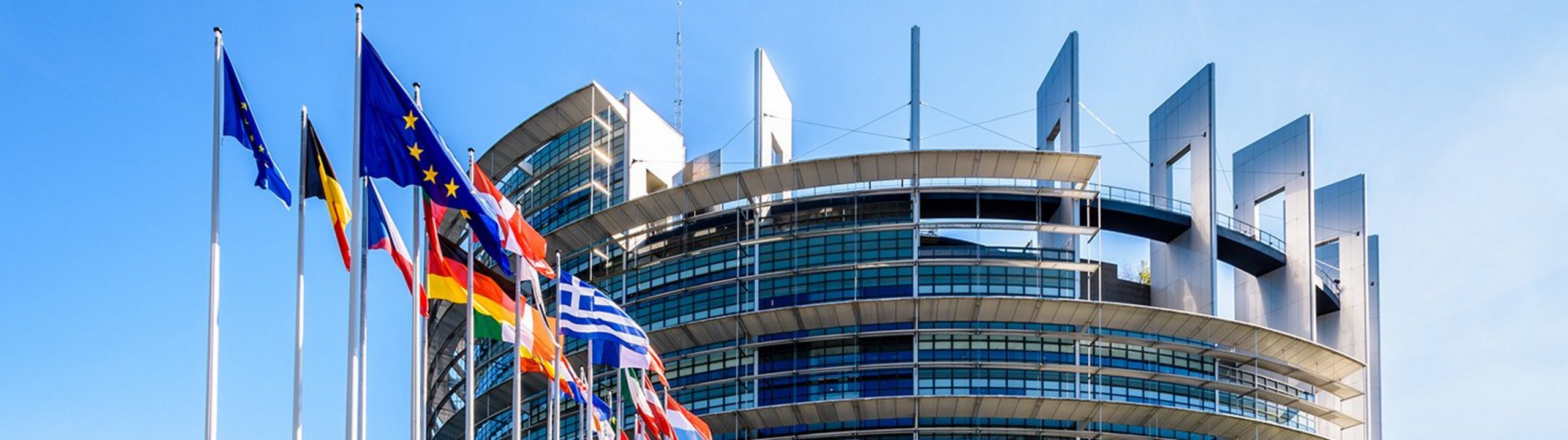 Glasgebäude mit Europaflaggen