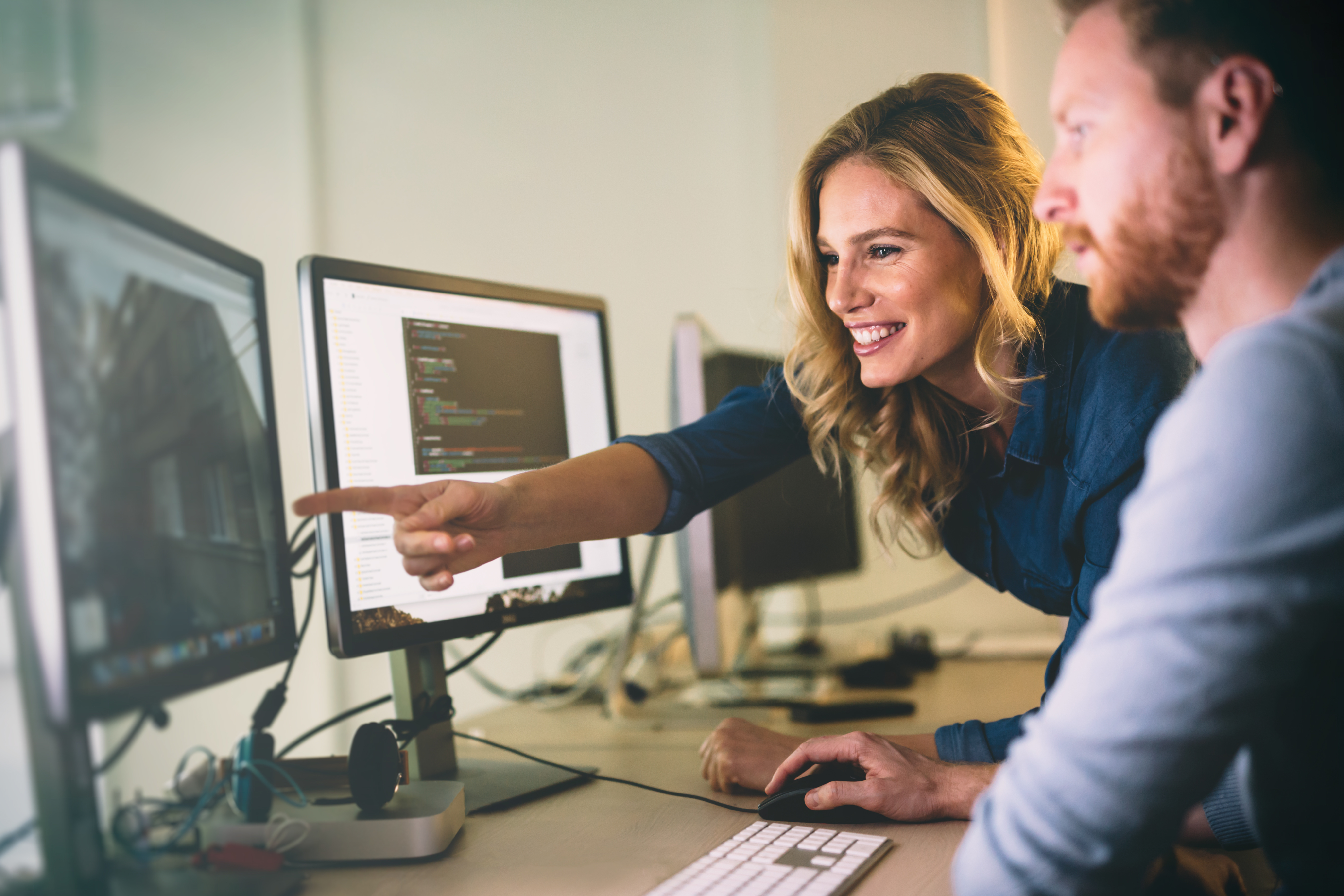 Zwei Kollegen besprechen Dinge am Arbeitsplatz im Büro